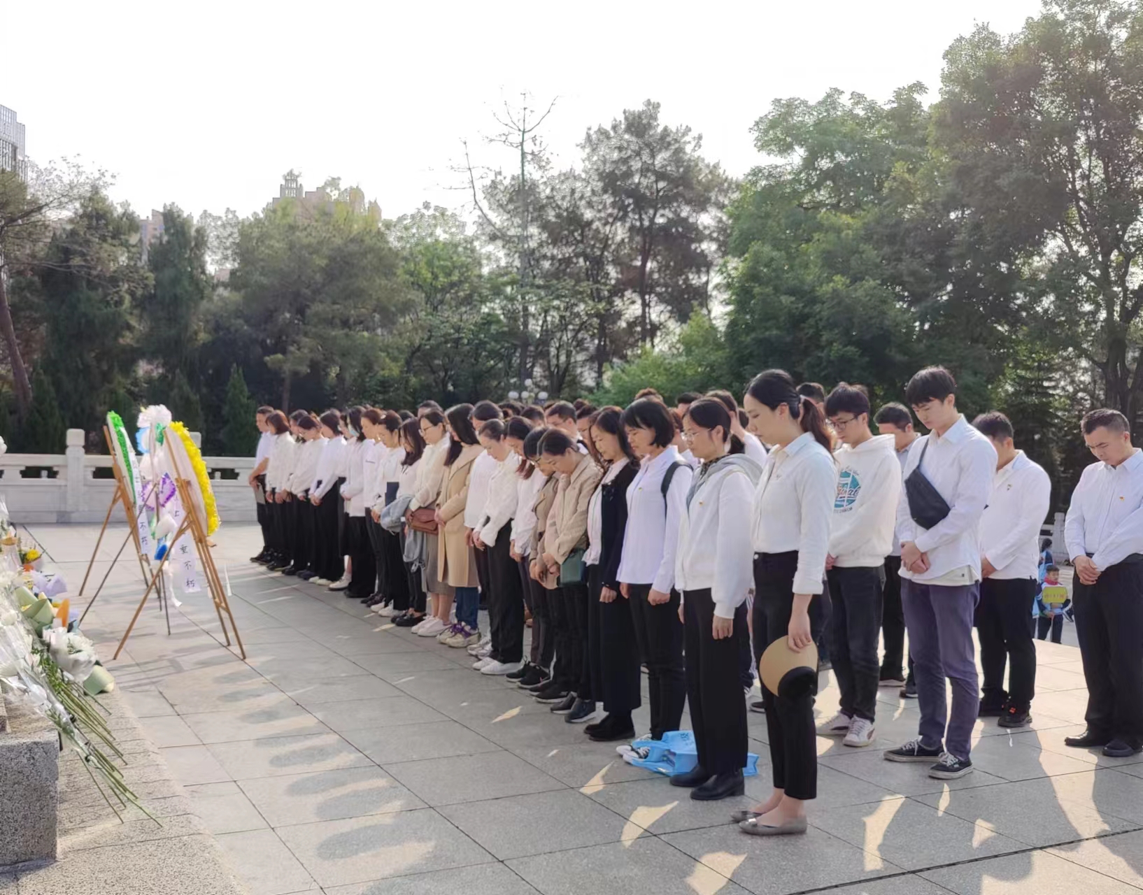 市排水公司黨總支、南寧建康環(huán)保公司黨支部開展“緬懷革命先烈，賡續(xù)紅色基因”聯(lián)合主題黨日活動(dòng)