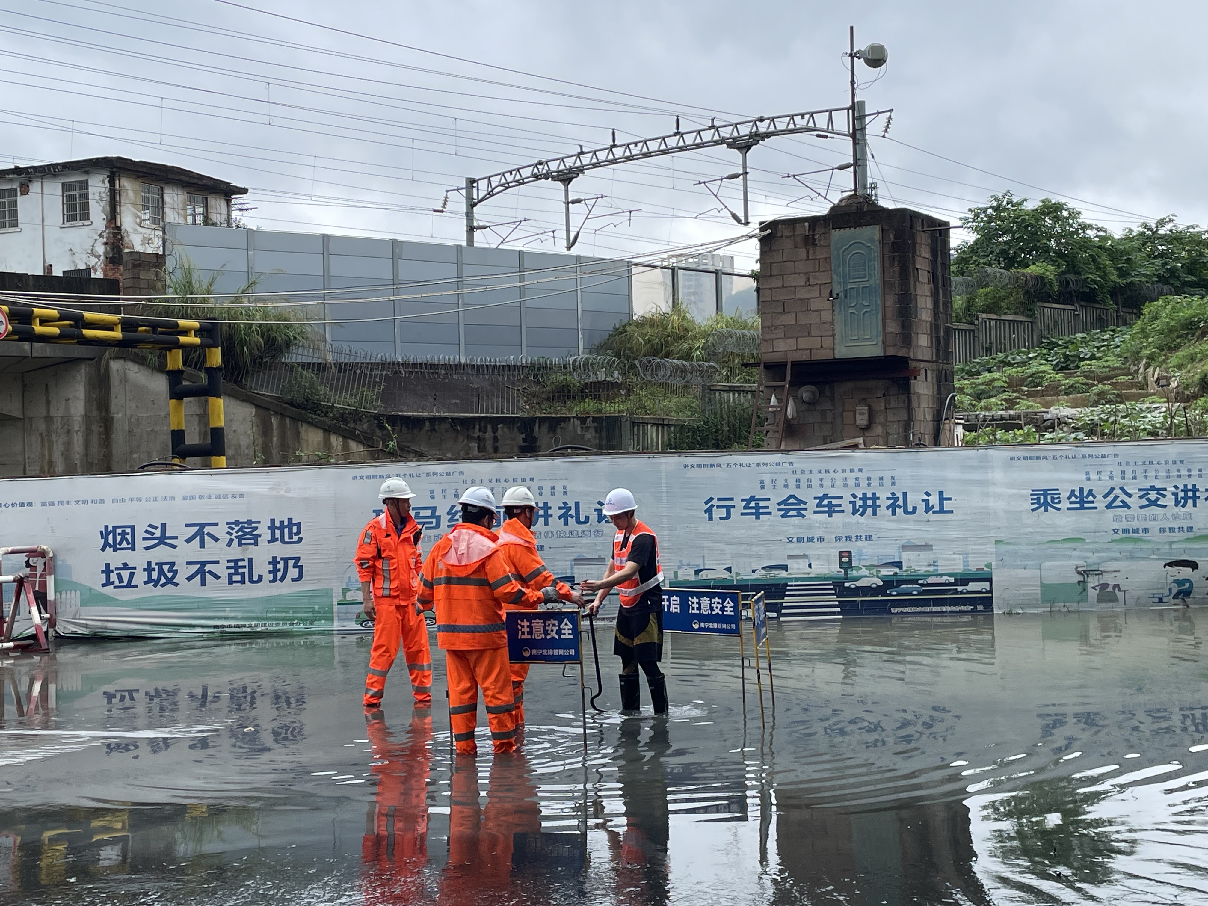 積極應對強降雨，市排水公司連夜出擊排水搶險